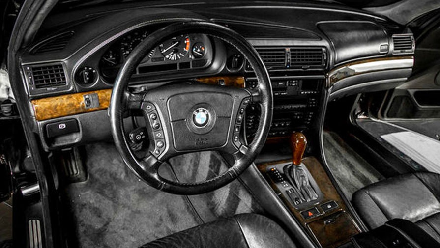 Интерьер BMW 7 серии, в котором был расстрелян рэпер Тупак Шакур