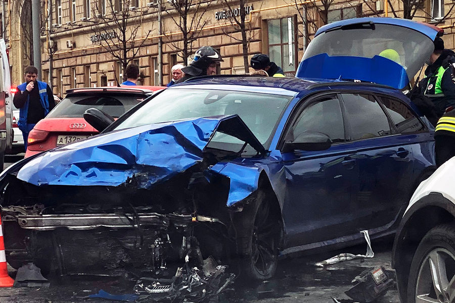 Последствия аварии на&nbsp;Новинском бульваре в&nbsp;центре Москвы, 1 апреля 2021 года