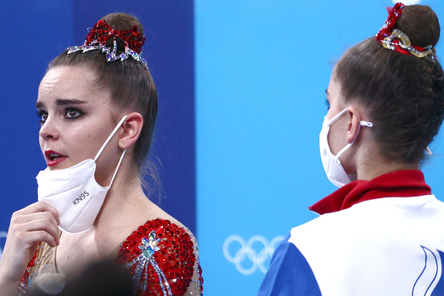 Арина Аверина и Дина Аверина после финальных соревнований, 7 августа 2021 года