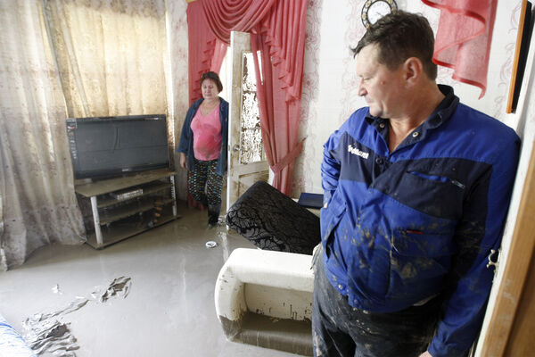 Семейная пара осматривает свой дом в&nbsp;Крымске после наводнения, июль 2012&nbsp;года