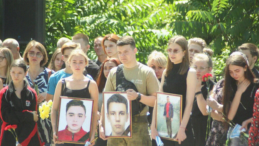 Турчак, Кириенко и Пушилин простились с погибшими в ДНР волонтерами из Астрахани