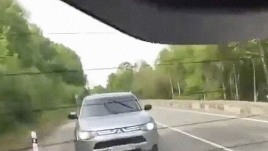Водитель несколько раз на ходу протаранил машину с детьми в Иркутской области