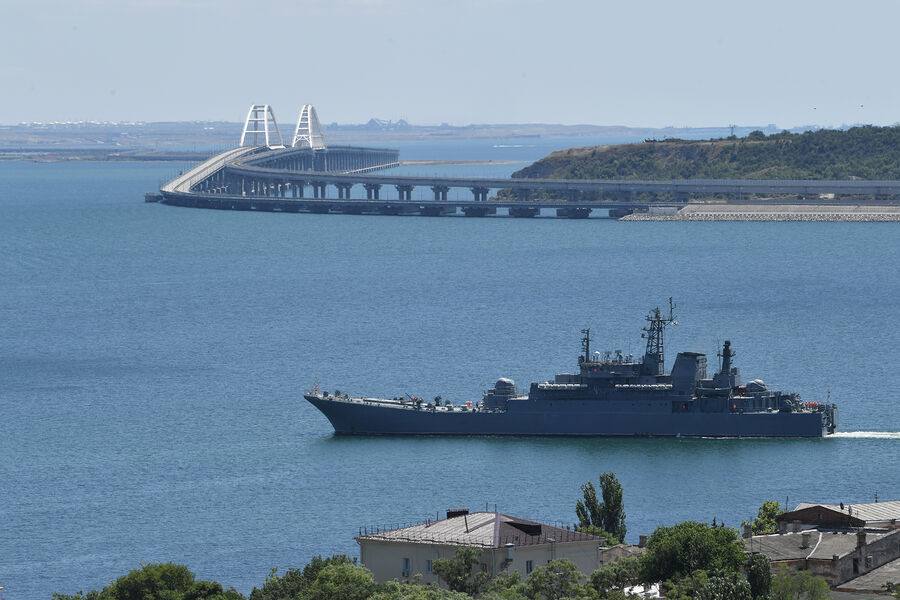Большой десантный корабль ВМФ РФ у Крымского моста