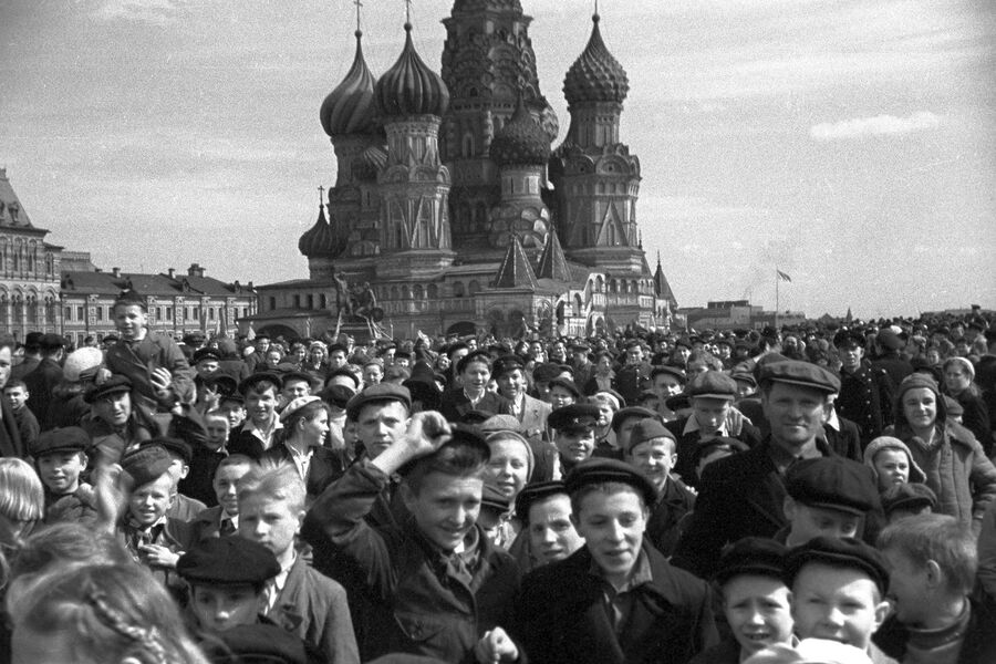 Народное гулянье на&nbsp;Красной площади в&nbsp;честь победы в&nbsp;Великой Отечественной войне, 9&nbsp;мая 1945&nbsp;года