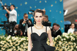 Американская актриса Би Карроццини в платье Givenchy авторства Сары Бертон во время благотворительного бала Met Gala в Метрополитен-музее, Нью Йорк, США, 5 мая 2025 года