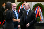 Президент РФ Владимир Путин на церемонии прощания с председателем Верховного суда РФ Ириной Подносовой в траурном зале ЦКБ Управления делами президента РФ в Москве, 24 июля 2025 года