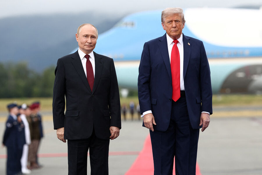 Президент РФ Владимир Путин и президент США Дональд Трамп во время встречи на&nbsp;военной базе Эльмендорф&nbsp;- Ричардсон на&nbsp;Аляске, 15&nbsp;августа 2025&nbsp;года