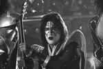Соло-гитарист группы Kiss Эйс Фрейли во время концерта группы Kiss, посвященного 50-летию American Bandstand, в Пасадене, Калифорния, 19 апреля 2002 года 
