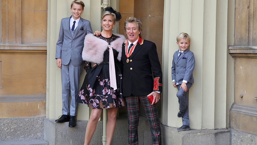 Род Стюарт с&nbsp;супругой и детьми после церемонии в&nbsp;Букингемском дворце