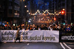 Демонстранты несут плакат с надписью «Баскских заключенных домой» во время демонстрации в защиту прав заключенных ЭТА в Бильбао, 2011 год