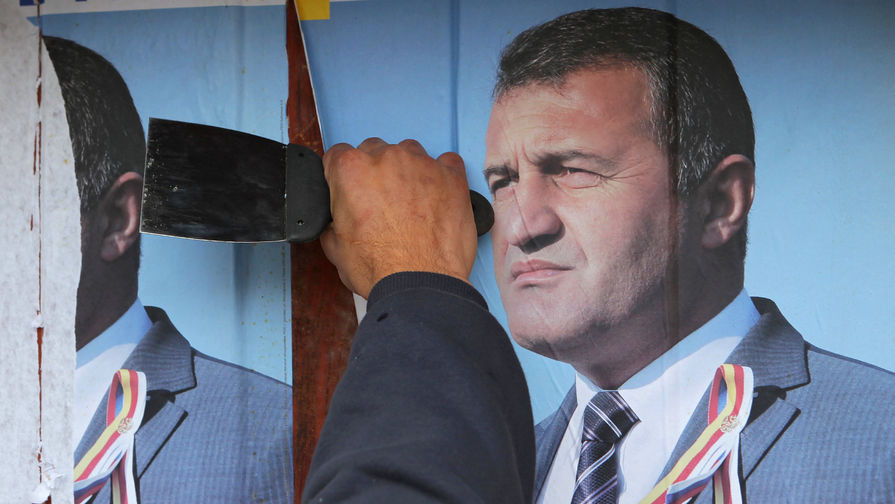 Плакат с президентом Южной Осетии Анатолием Бибиловым