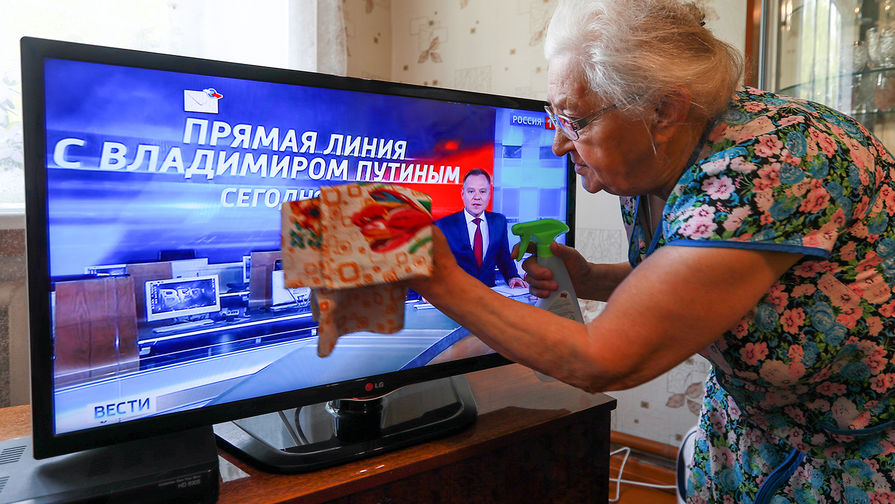 Жительница Иваново перед началом трансляции «прямой линии» с президентом России Владимиром Путиным в Москве, 7 июня 2018 года