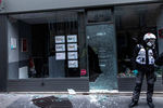 Разбитые во время акции протеста витрины в Париже, 5 декабря 2020 года