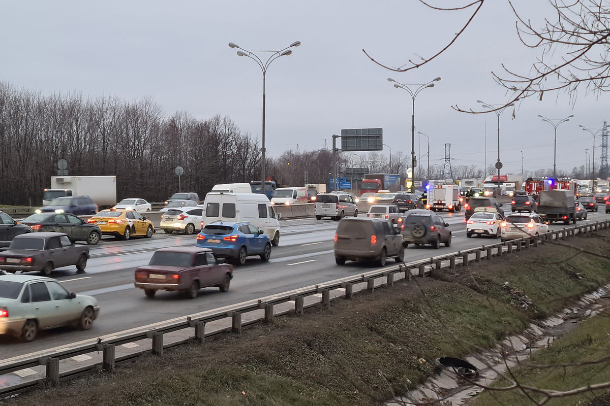 На МКАД водитель грузовика Volvo погиб под своим автомобилем - Газета.Ru |  Новости