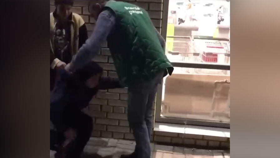 В Ярославле продавец магазина ударил ребенка по лицу и поставил его на колени