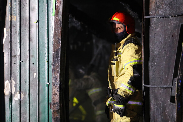 Сотрудник пожарной службы МЧС РФ работает на&nbsp;месте пожара, 24&nbsp;декабря 2022&nbsp;года