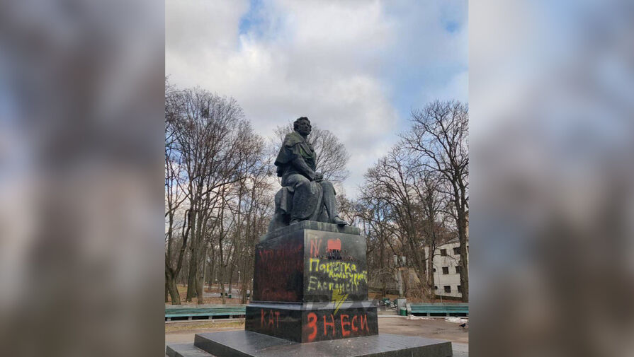В Киеве неизвестные разрисовали самый большой на Украине памятник Пушкину