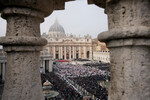 Площадь Святого Петра в Ватикане во время церемонии прощания с папой Бенедиктом XVI, 5 января 2023 года