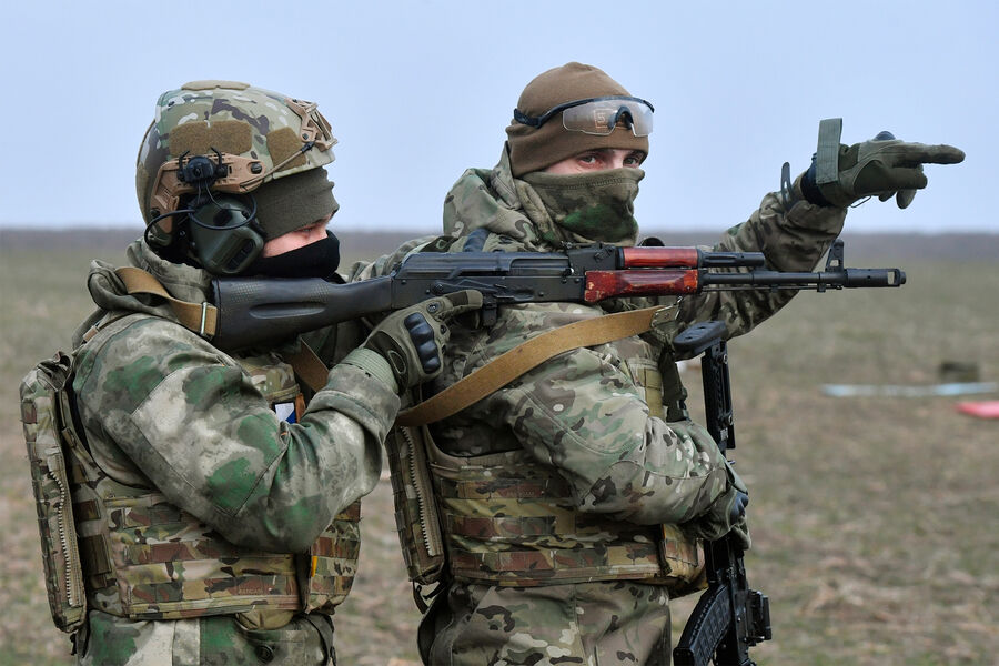 Подготовка бойцов добровольческого батальона имени Судоплатова на полигоне в Запорожской области