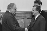 Член Политбюро ЦК КПСС, председатель Совета Министров СССР Николай Рыжков и федеральный канцлер ФРГ Гельмут Коль, 1988 год