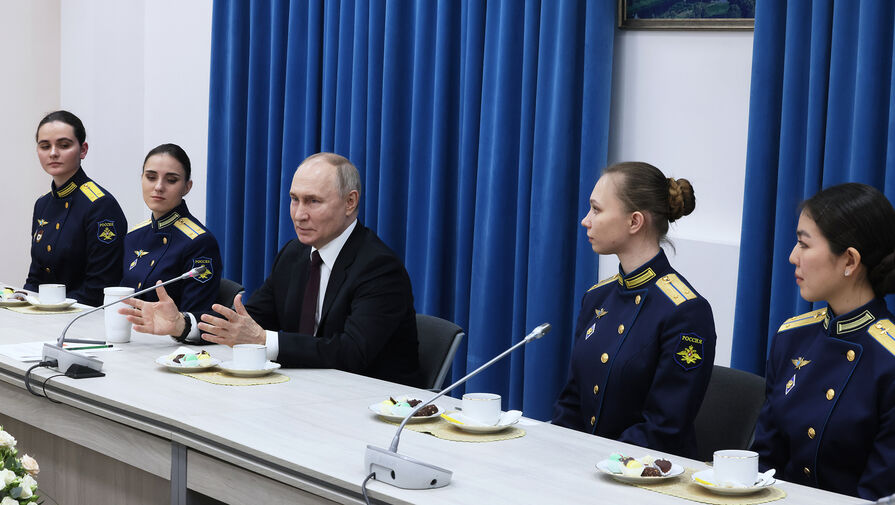 Политолог назвала удачной встречу Путина с выпускницами Краснодарского авиаучилища