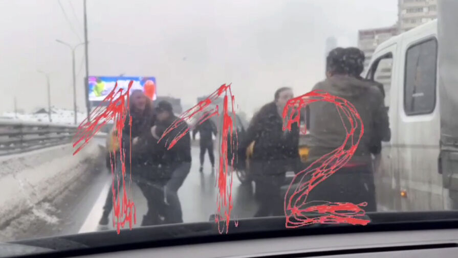 В Москве на видео сняли, как мужчины жестко избили водителя на глазах его ребенка