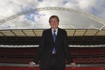 Рой Ходжсон на фоне стадиона «Уэмбли», где проводит домашние матчи сборная Англии
