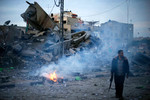 Боец ХАМАС у разрушенной резиденции палестинской администрации 