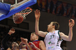 Виктор Хряпа в обороне против баскетболистов «Уникахи»