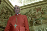 2001 год. Новый аргентинский кардинал Хорхе Марио Бергольо позирует в Ватикане после консистории