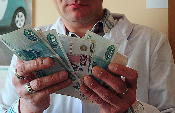 Министр здравоохранения Скворцова винит местные власти в невыплате зарплат медикам