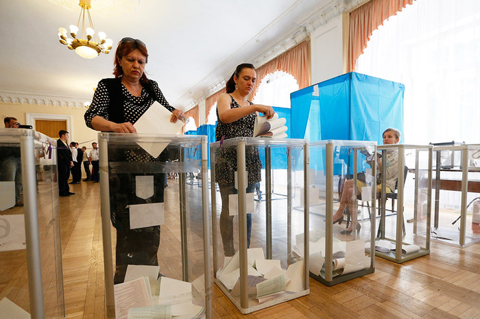 Избиратели во время голосования на&nbsp;внеочередных выборах президента Украины на&nbsp;одном из&nbsp;избирательных участков в&nbsp;Киеве