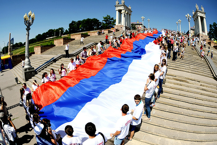 Участники акции «Российский флаг», приуроченной к празднованию Дня России