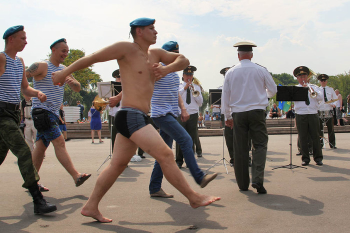 Десантники во время празднования Дня Воздушно-десантных войск РФ