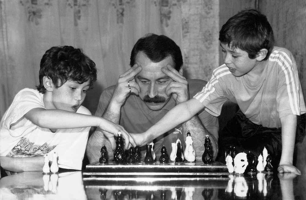 1992 год. Игра в шахматы с сыновьями Асланом (слева) и Владимиром (справа)