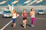 Девушки совершают пробежку по гоночной трассе «Сочи Автодром»