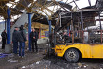 Разрушенные павильоны на автостанции, где в результате попадания снаряда сгорел маршрутный автобус, погибли люди
