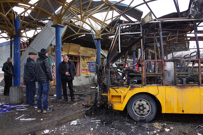 Разрушенные павильоны на&nbsp;автостанции, где в&nbsp;результате попадания снаряда сгорел маршрутный автобус, погибли люди