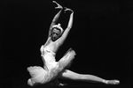 Майя Плисецкая в роли Одетты в сцене из балета П.И. Чайковского «Лебединое озеро», 1979 год
