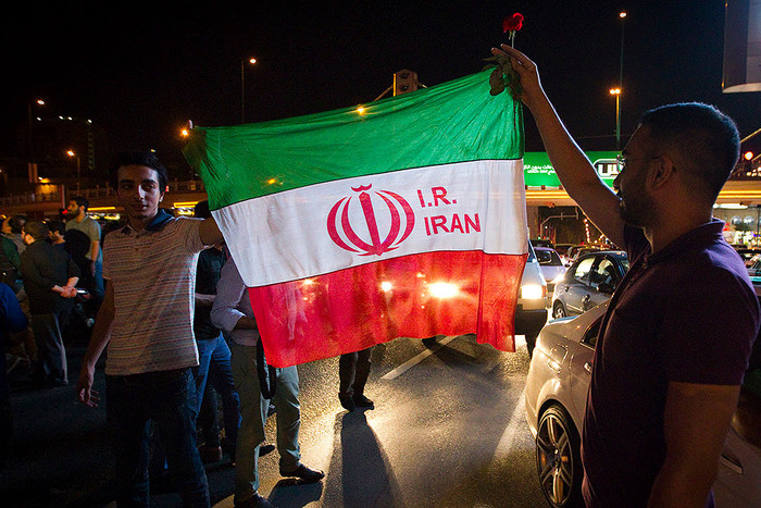 Иранцы празднуют отмену санкций на улицах Тегерана
