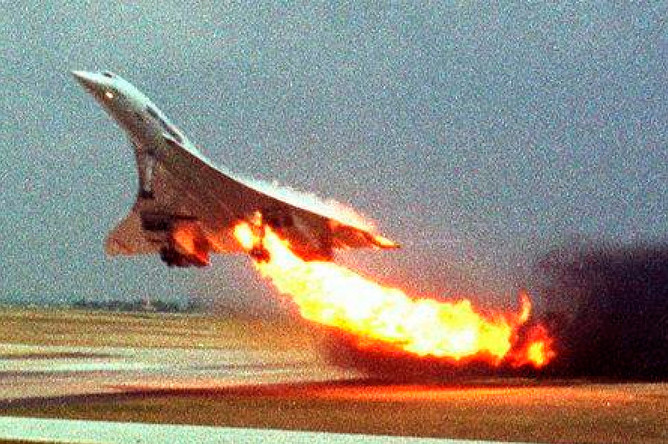 Cамолет «Конкорд» компании Air France разбился через несколько секунд после вылета из парижского аэропорта 25 июля 2000 года