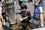 Туристы наполняют бутылки водой в центре Рима