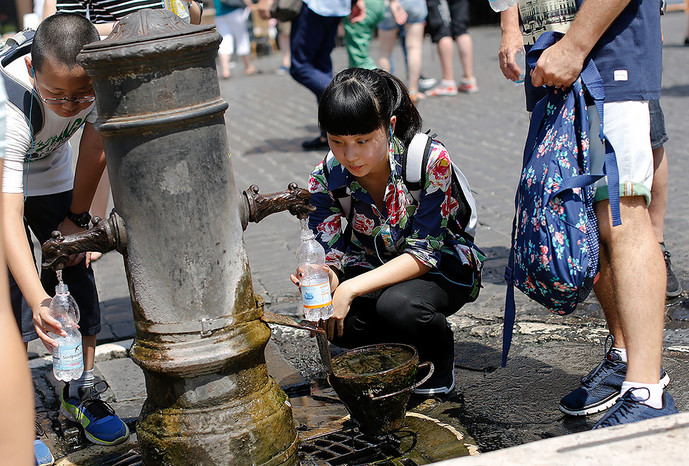 Туристы наполняют бутылки водой в&nbsp;центре Рима