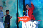 Адам Сэндлер принимает награду за мультипликационный фильм «Монстры на каникулах 2»