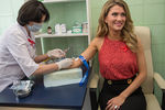 Мисс мира — 2015 Мирейа Лалагуна сдает тест на ВИЧ-инфекцию
