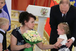 Владимир Путин и семья из Тверской области на церемонии вручения многодетным родителям ордена «Родительская слава»