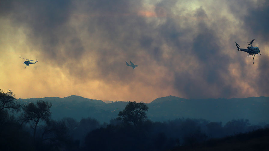 Тушения пожара с&nbsp;вертолетов в&nbsp;городе Бонсалл, Калифорния, США, 7&nbsp;декабря 2017&nbsp;года 