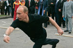 Президент России Владимир Путин во время игры в городки на открытии VI Всероссийских сельских спортивных игр, 2006 год