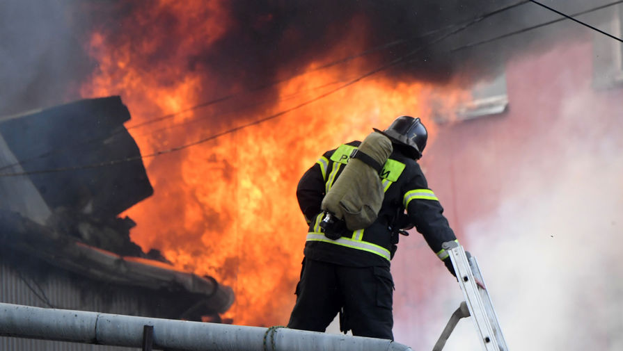 В Краснодаре загорелось трехэтажное здание на площади 400 квадратных метров