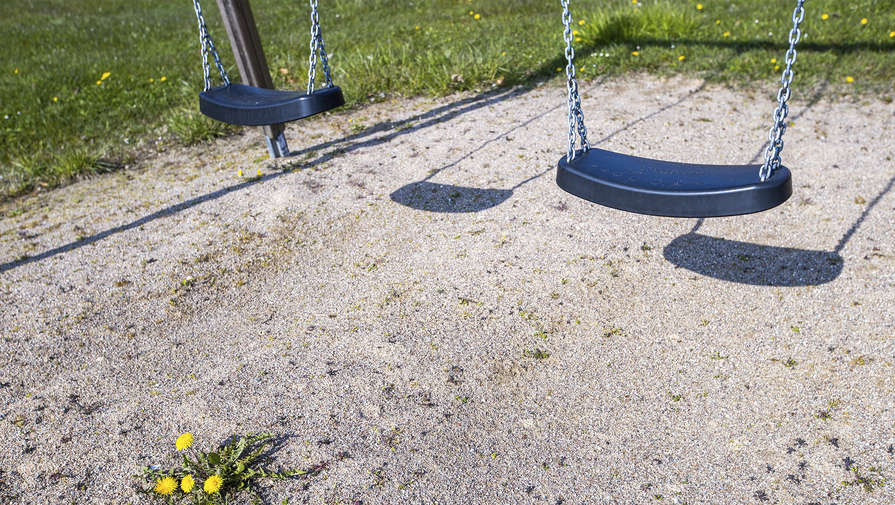 5-летняя девочка погибла, играя возле качелей в Приморье
